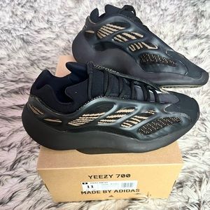 ❗️SOLD❗️BRAND NEW: YEEZY 700 V3 Men’s US11